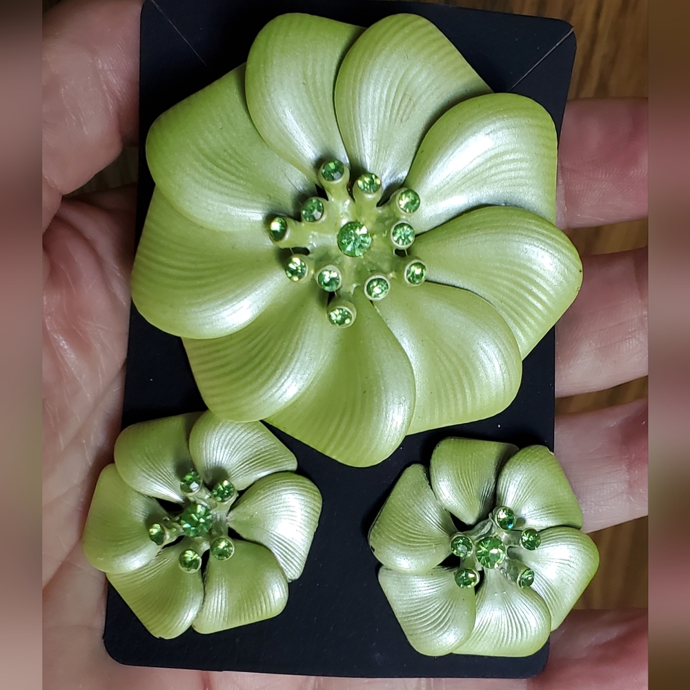 Vintage brooch & earrings set w/ uranium glass